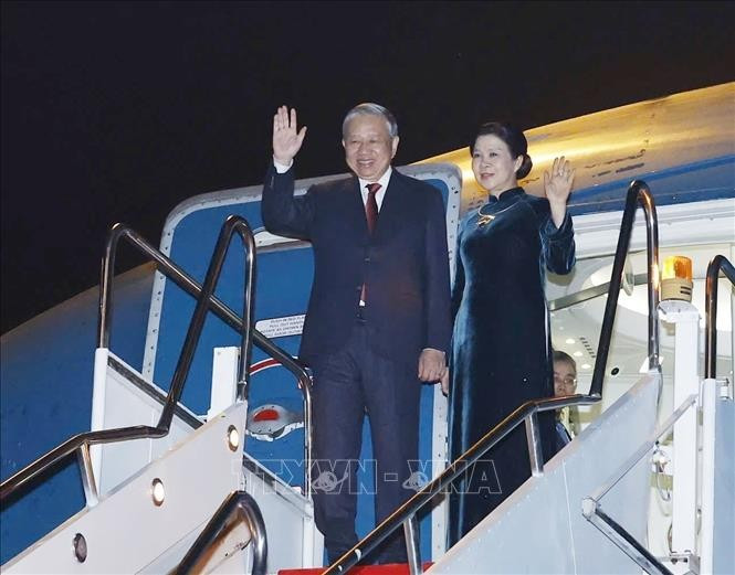 El secretario general del Partido Comunista de Vietnam, To Lam, y su esposa Ngo Phuong Ly, concluyen con éxito su visita de Estado a Laos. (Foto: VNA)