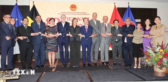 El banquete congrega a funcionarios gubernamentales y parlamentarios belgas, representantes de instituciones de la UE, cuerpo diplomático, empresarios, académicos y periodistas. (Foto: VNA)