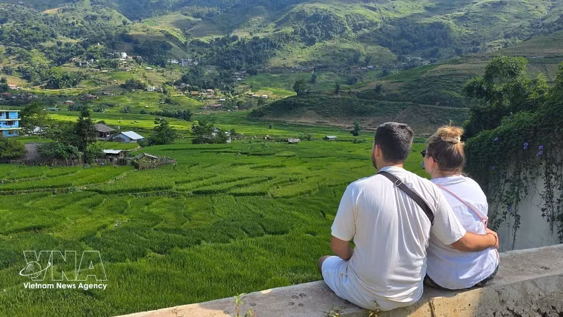 Turistas extranjeros contemplan terrazas de arroz en Vietnam. (Foto: VNA)