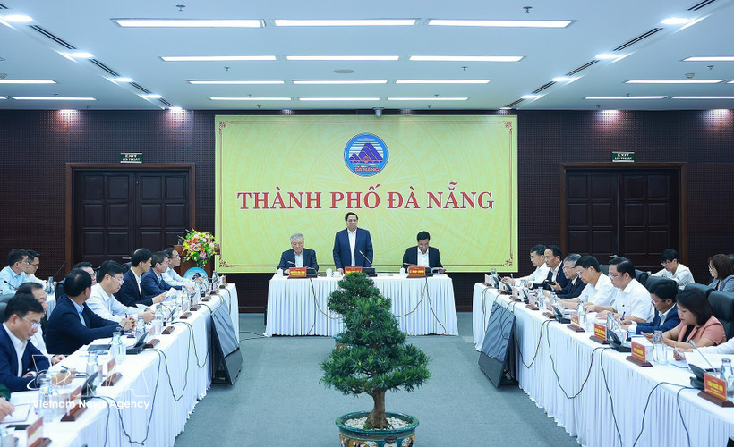 El primer ministro de Vietnam, Pham Minh Chinh, en una reunión de trabajo con el Buró Ejecutivo del Comité del Partido Comunista de Vietnam en la ciudad central de Da Nang (Foto: VNA)