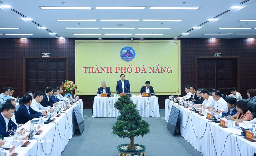El primer ministro de Vietnam, Pham Minh Chinh, en una reunión de trabajo con el Buró Ejecutivo del Comité del Partido Comunista de Vietnam en la ciudad central de Da Nang (Foto: VNA)