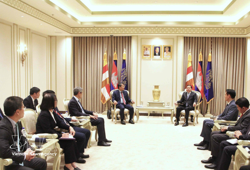 El viceministro permanente de Relaciones Exteriores de Vietnam, Nguyen Minh Vu, en reunión con el viceprimer ministro primero de Camboya, Neth Savoeun. (Foto: VNA)