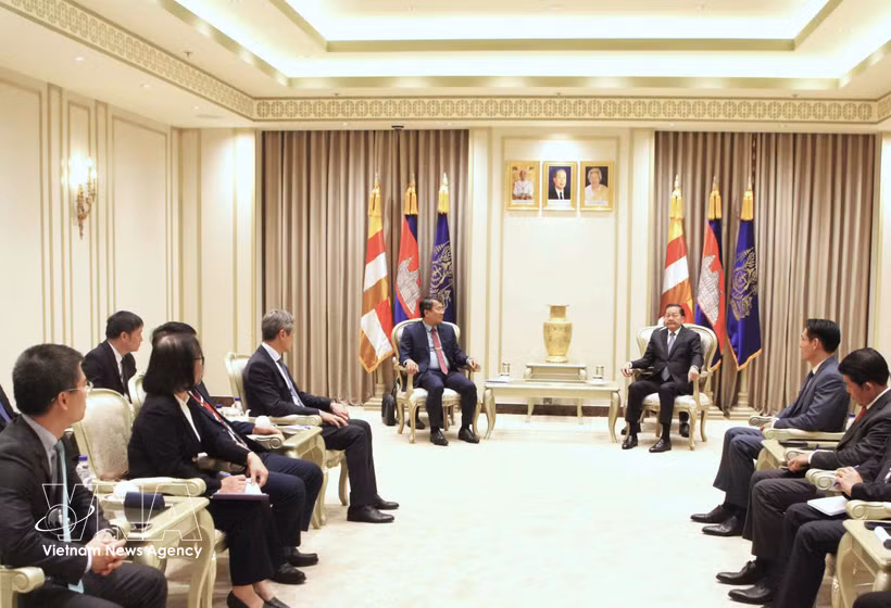 El viceministro permanente de Relaciones Exteriores de Vietnam, Nguyen Minh Vu, en reunión con el viceprimer ministro primero de Camboya, Neth Savoeun. (Foto: VNA)
