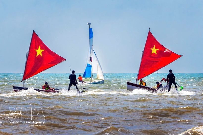 Una serie de actividades deportivas acuáticas como vela, flyboard, remo en SUP y motos de agua a lo largo de la playa del parque Thuy Van reunieron a casi 100 atletas profesionales para competir y realizar exhibiciones. Foto: VNA