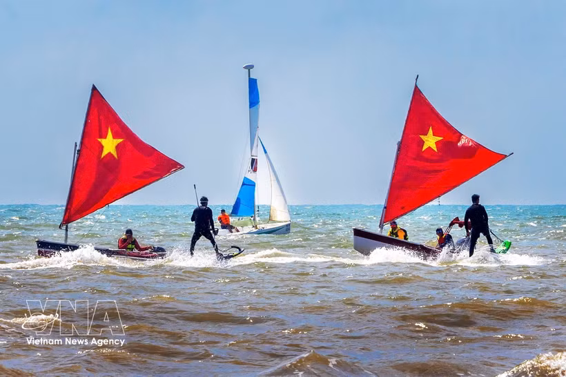Una serie de actividades deportivas acuáticas como vela, flyboard, remo en SUP y motos de agua a lo largo de la playa del parque Thuy Van reunieron a casi 100 atletas profesionales para competir y realizar exhibiciones. Foto: VNA