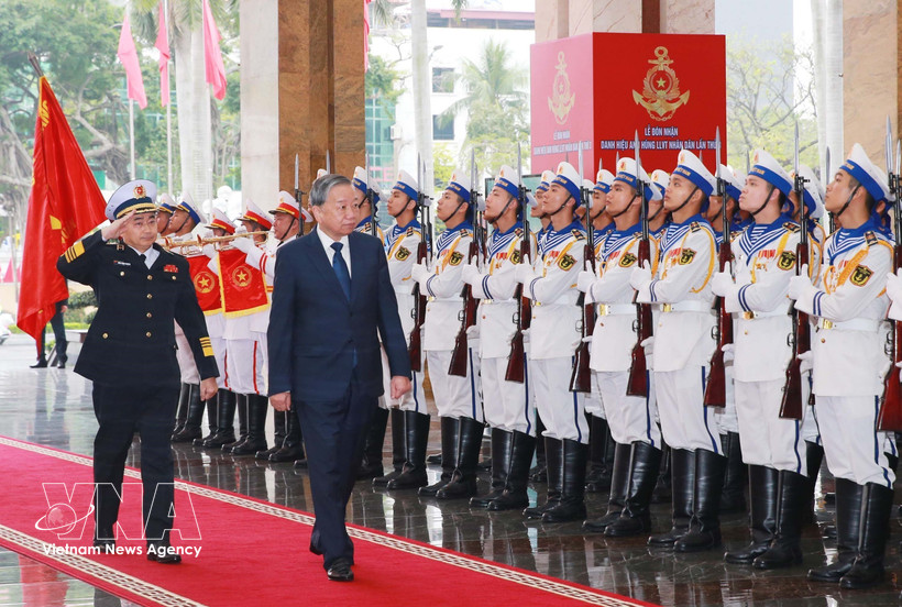 El secretario general del Partido Comunista de Vietnam, To Lam, pasa revista a la guardia de honor de la Armada Popular de Vietnam en la ceremonia celebrada en la ciudad de Hai Phong el 28 de febrero. (Foto: VNA)