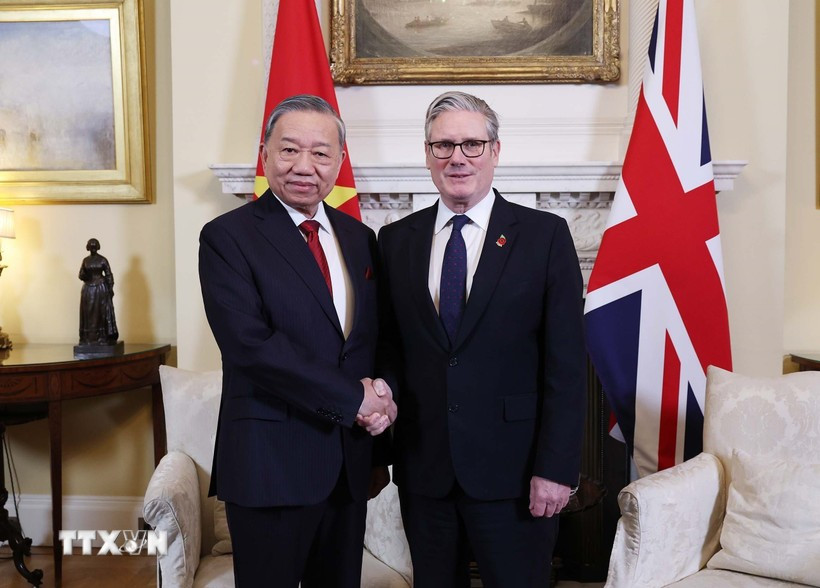 El secretario general del Partido Comunista de Vietnam, To Lam, y el primer ministro británico, Keir Starmer. (Foto: VNA)