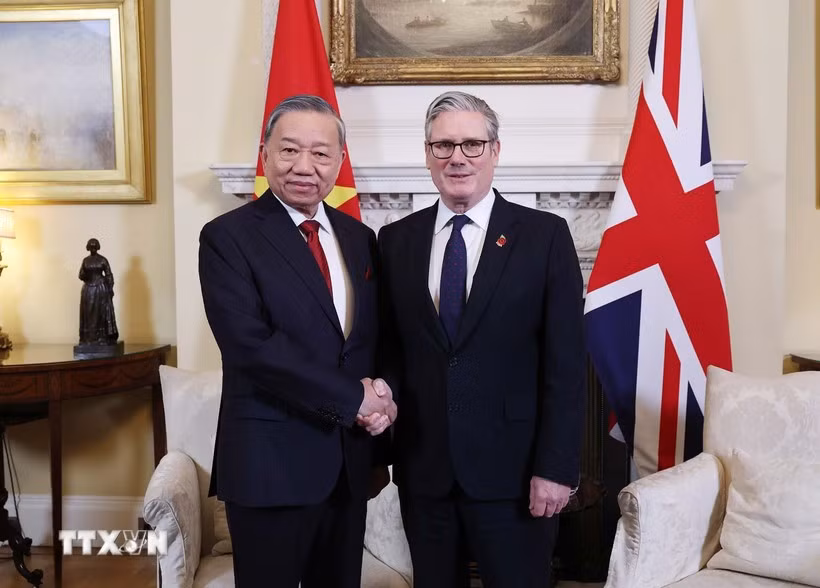 El secretario general del Partido Comunista de Vietnam, To Lam, y el primer ministro británico, Keir Starmer. (Foto: VNA)