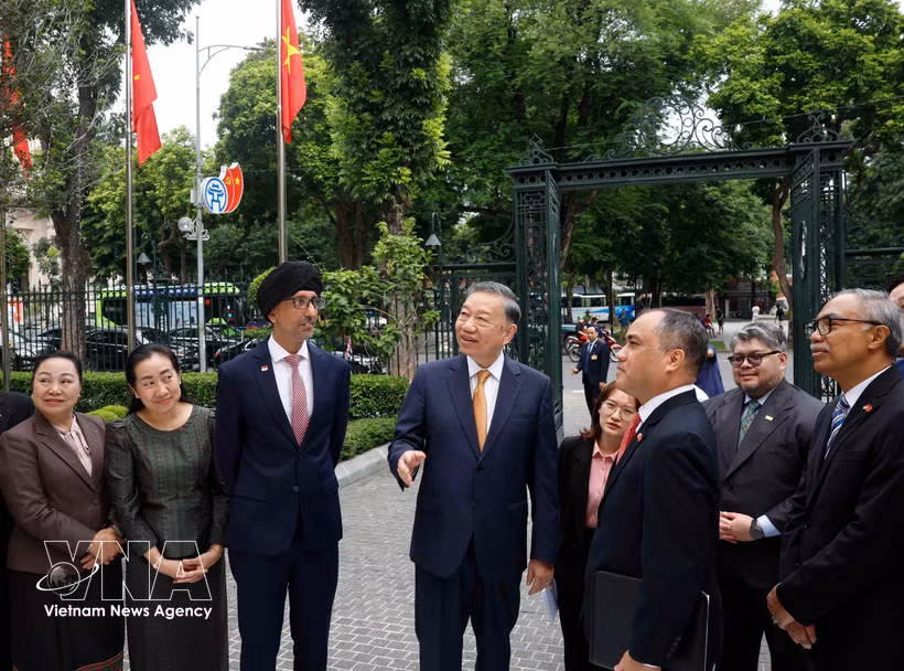 El secretario general del Partido Comunista y presidente de Vietnam, To Lam, recibe a embajadores y encargados de negocios de los países miembros de la ASEAN acreditados en Hanoi. (Foto: VNA)