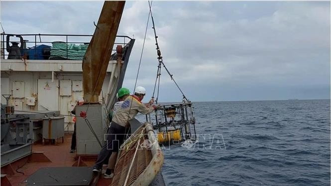 Actividades de muestreo de sedimentos en la plataforma continental de Vietnam por el equipo de investigación (Foto: VNA)