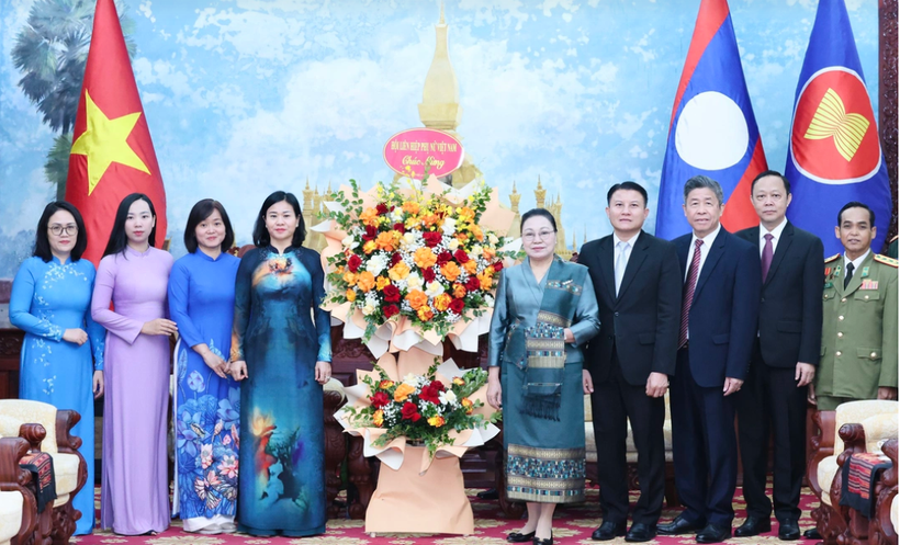Una delegación de la Unión de Mujeres de Vietnam, encabezada por su presidenta Nguyen Thi Tuyen, visita a Embajada de Laos en Vietnam para extender felicitaciones con motivo del 50º aniversario del Día Nacional del país vecino. (Foto: VNA)