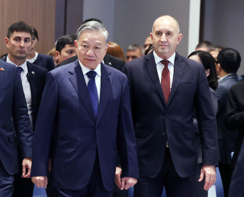 El secretario general del Partido Comunista de Vietnam, To Lam, y el presidente de Bulgaria, Rumen Radev, asisten al Foro Empresarial Vietnam–Bulgaria. (Foto: VNA)
