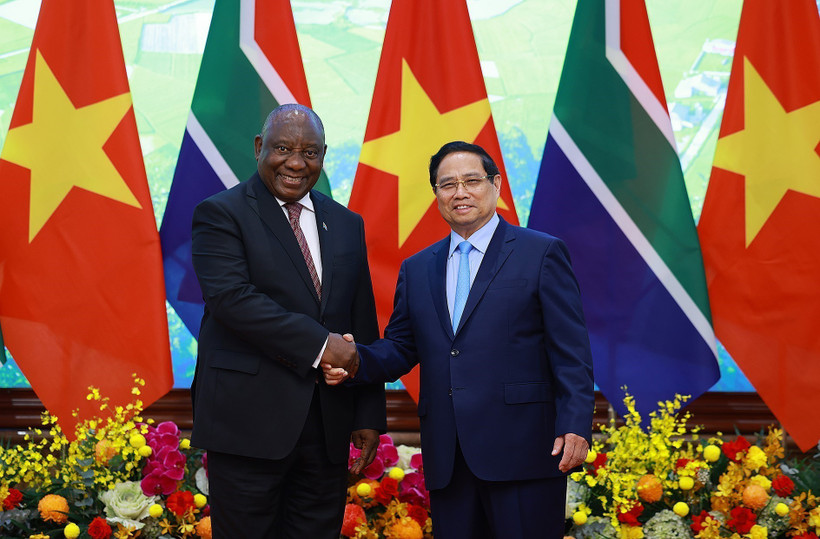 El primer ministro de Vietnam, Pham Minh Chinh, y el presidente de Sudáfrica, Matamela Cyril Ramaphosa. (Foto: VNA)