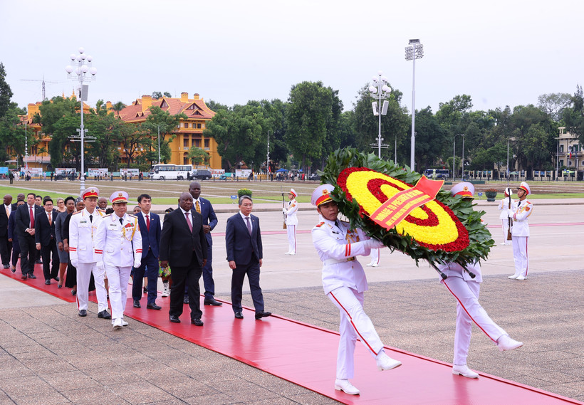 El presidente de Sudáfrica, Matamela Cyril Ramaphosa, y su delegación rinden homenaje al Presidente Ho Chi Minh en su Mausoleo en Hanoi. (Foto: VNA)