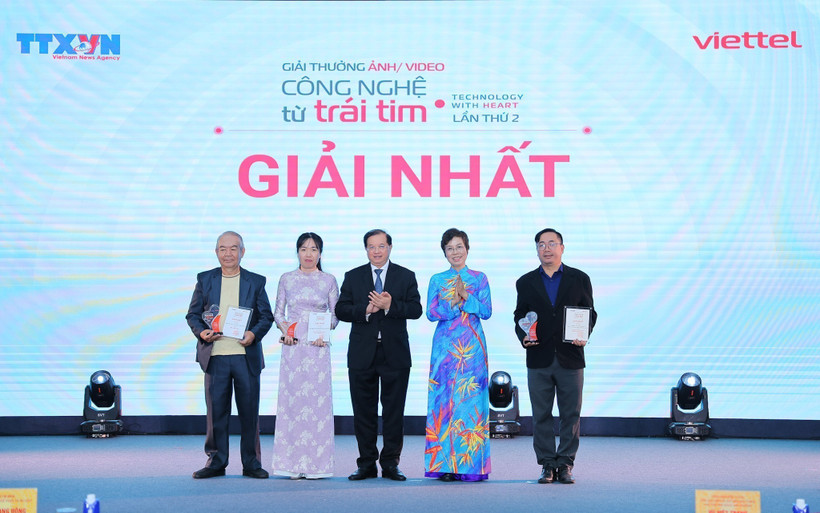 La directora general de la VNA y presidenta del Consejo del Premio, Vu Viet Trang, y el viceministro de Cultura, Deportes y Turismo, Ta Quang Dong, entregan el primer premio a los autores. (Foto: VNA)