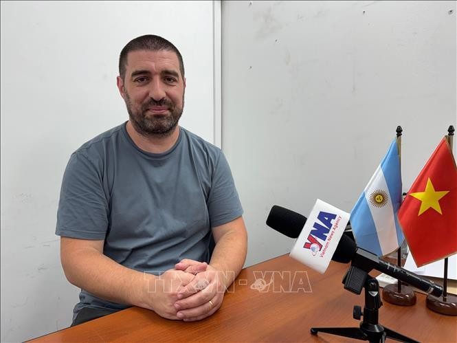 El periodista argentino Gastón Fiorda, de la Radio Nacional Argentina (Foto: VNA)