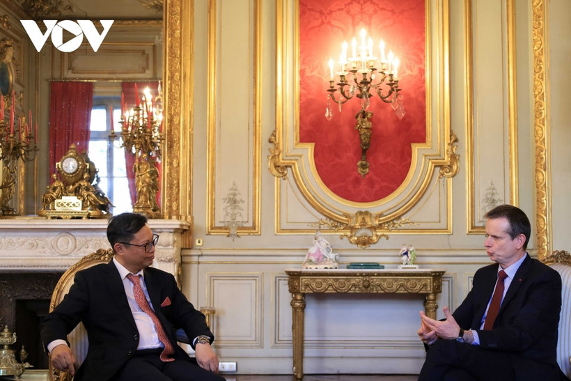 El embajador de Vietnam en Francia, Trinh Duc Hai, y el prefecto de Bouches-du-Rhône, Jacques Witkowsk. (Foto: VOV)
