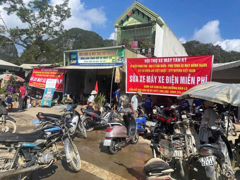 Mecánicos voluntarios reparan motos y electrodomésticos tras inundaciones en Nghe An (Foto: VNA)