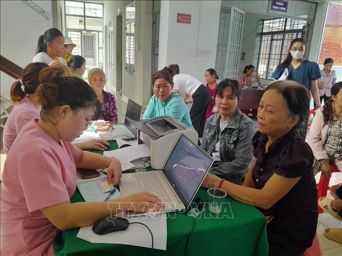 Personas acuden a consulta en el Puesto de Salud de la comuna de Phu Rieng, provincia de Dong Nai. (Foto: VNA)