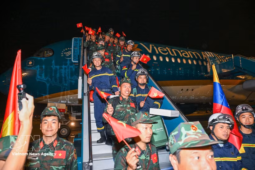 El contingente de búsqueda y salvamento del Ejército Popular de Vietnam regresa a su Patria tras completar una compleja misión humanitaria en Venezuela. (Foto: VNA)