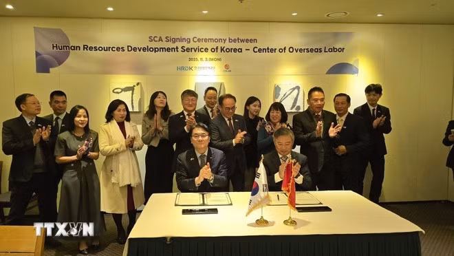 El viceministro del Interior de Vietnam, Vu Chien Thang, presencia la firma del Acuerdo de Compromiso de Servicio entre HRD Korea y el Centro de Trabajo en el Extranjero. (Foto: VNA)
