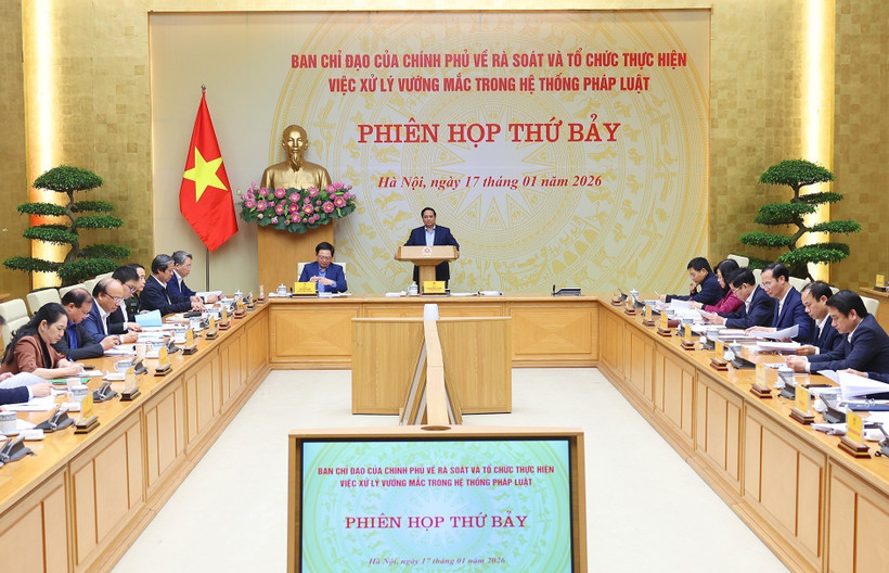 El primer ministro de Vietnam, Pham Minh Chinh, preside la séptima reunión del Comité Directivo del Gobierno encargado de revisar y resolver los obstáculos existentes en el sistema jurídico. (Foto: VNA)
