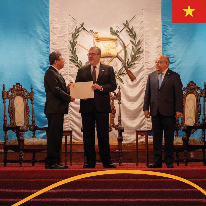 El embajador de Vietnam en México, concurrente en Guatemala, Nguyen Van Hai, presenta las Cartas Credenciales al presidente guatemalteco, Bernardo Arévalo (Foto: VNA)