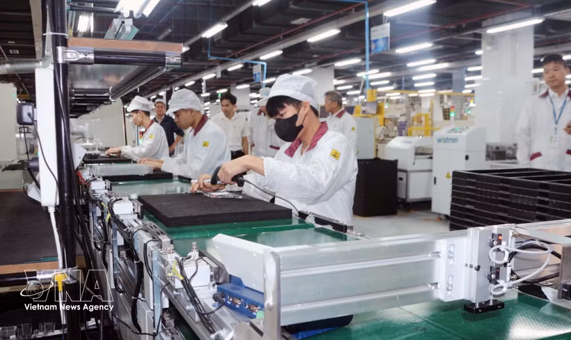 Los sectores manufacturero y de ingeniería impulsan el crecimiento de la contratación en Vietnam, con alta demanda de talento en tecnología, IA y semiconductores. Foto ilustrativa: VNA