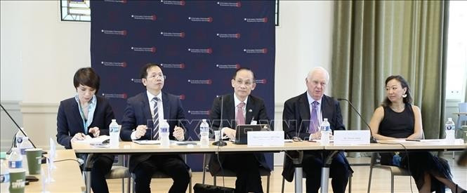 El ministro interino de Relaciones Exteriores de Vietnam, Le Hoai Trung, en una sesión de diálogo político organizada por el Instituto Weatherhead de Asia Oriental de la Universidad de Columbia. (Foto: VNA)