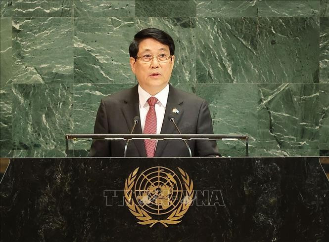 El presidente de Vietnam, Luong Cuong, pronuncia un importante discurso en el Debate General del 80.º período de sesiones de la Asamblea General de la ONU con el mensaje central: “Honrando el valor de la paz, transformaciones audaces para crear un futuro sostenible". (Foto: VNA)
