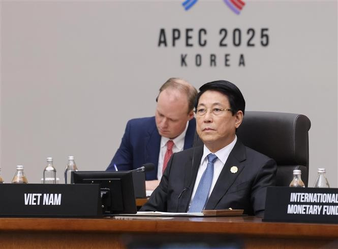El Presidente Luong Cuong propone en la cumbre de APEC 2025 reforzar la conectividad, el comercio y el apoyo a las pymes para una región más resiliente. (Foto: VNA)