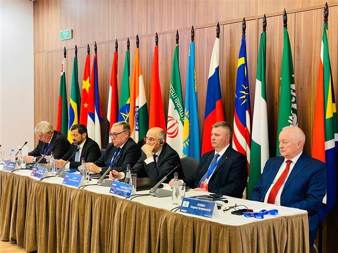 Principales oradores en la conferencia. (Foto: VNA)