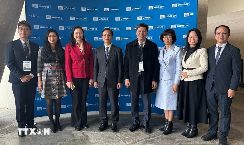 La delegación vietnamita participa en la reunión 222 de a UNESCO. (Foto: VNA) 