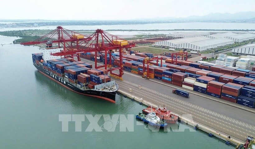 barco recibe contenedores en puerto marítimo internacional Chu Lai. (Foto: VNA)