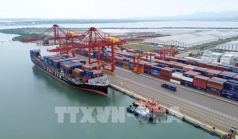 Barco recibe contenedores en puerto marítimo internacional Chu Lai. (Foto: VNA)