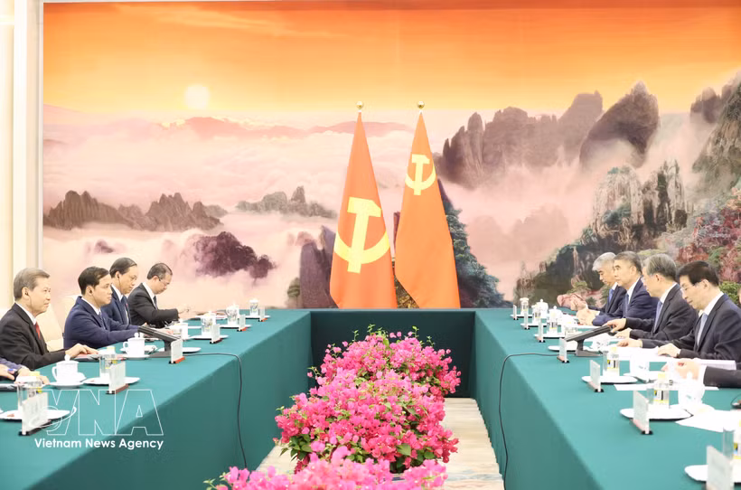 El miembro del Buró Político, secretario del Comité Central del Partido Comunista de Vietnam y jefe de su Comisión de Asuntos Internos, Le Minh Tri, se reúne en Beijing con el presidente del Comité Nacional de la Conferencia Consultiva Política del Pueblo Chino, Wang Huning. (Foto: VNA)