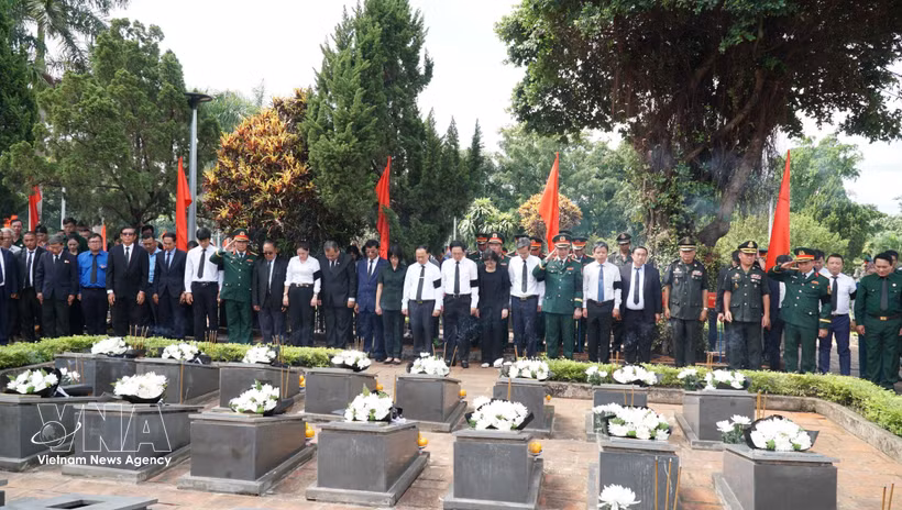 El viceprimer ministro Ho Quoc Dung, asisite al homenaje póstumo a 18 mártires vietnamitas caídos en Camboya (Foto: VNA)
