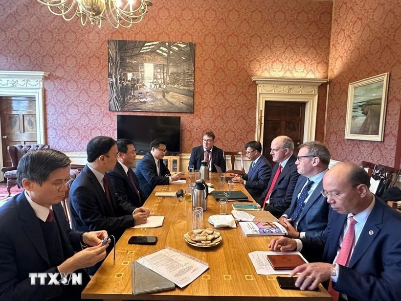 En Irlanda, Xuan Thang se reunió con John Lahart, presidente de la Comisión de Asuntos Exteriores y Comercio del Parlamento, y un grupo de parlamentarios irlandeses; Colm O'Reardon, secretario general del Ministerio de Educación Superior, Investigación, Innovación y Ciencia (DFHERIS); y William Beausang, asistente del Ministro, junto con otros funcionarios del DFHERIS. (Foto: VNA)
