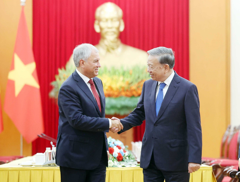 El secretario general To Lam y el presidente de la Duma rusa Vyacheslav Volodin acordaron impulsar la cooperación en energía, comercio y tecnología durante su encuentro en Hanoi. (Foto: VNA)
