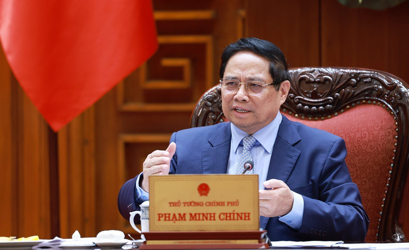 El primer ministro de Vietnam, Pham Minh Chinh, preside una reunión para revisar el progreso y acelerar la implementación del proyecto ferroviario clave Lao Cai - Hanoi - Hai Phong, que conectará con la red china. (Foto: VNA)