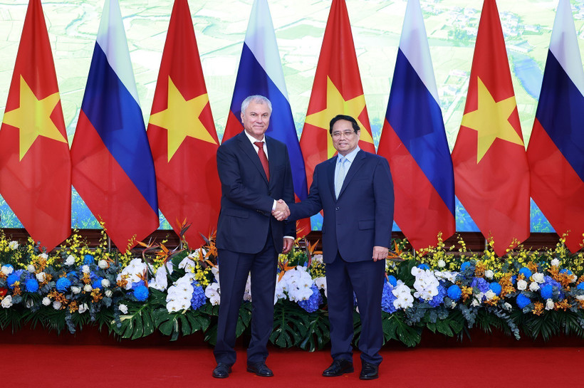 El primer ministro de Vietnam, Pham Minh Chinh, recibie al presidente de la Duma Estatal de Rusia, Vyacheslav Volodin. (Foto: VNA)