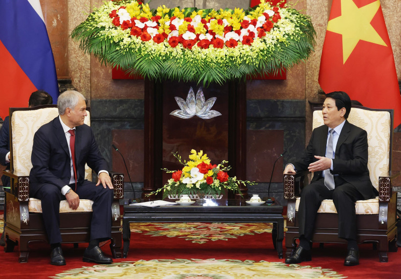 El presidente de Vietnam, Luong Cuong, recibe al presidente de la Duma Estatal de Rusia, Vyacheslav Volodin. (Foto: VNA)