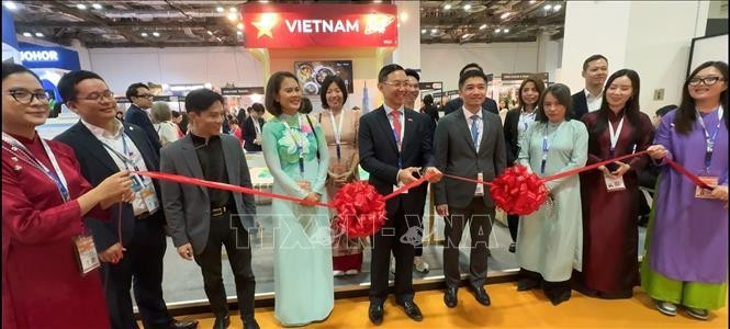 El embajador de Vietnam en Singapur, Tran Phuoc Anh, y representantes del Departamento de Turismo de Ciudad Ho Chi Minh en ITB Asia 2025. (Foto: VNA)
