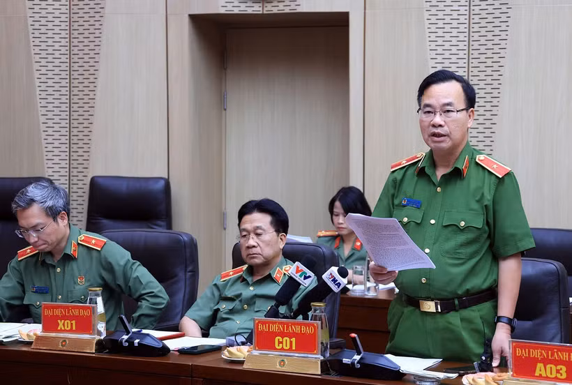 El subjefe de la Oficina de la Agencia de Investigación Policial (C01), mayor general Le Van Tan, en la rueda de prensa. (Foto: baochinhphu.vn)
