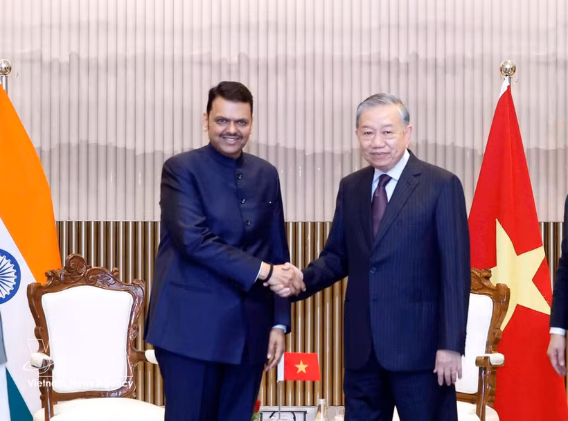 El secretario general del Partido Comunista de Vietnam y presidente del país, To Lam, y el jefe de Gobierno del estado de Maharashtra, Devendra Fadnavis. (Foto: VNA)