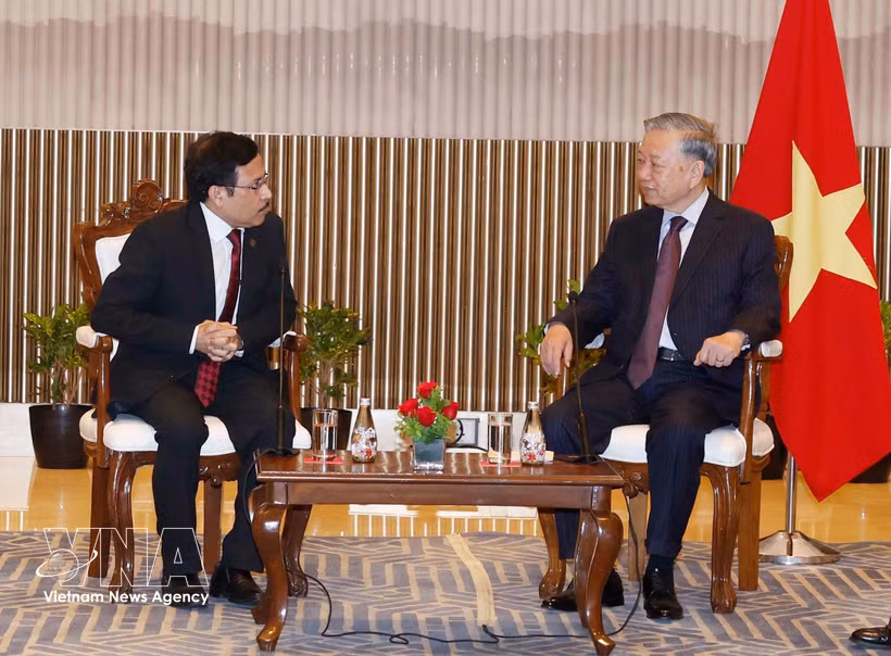 El secretario general del Partido Comunista y presidente de Vietnam, To Lam, y el presidente de la Corporación Nacional de Petróleo y Gas de la India (ONGC), Arun Kumar. (Foto: VNA)