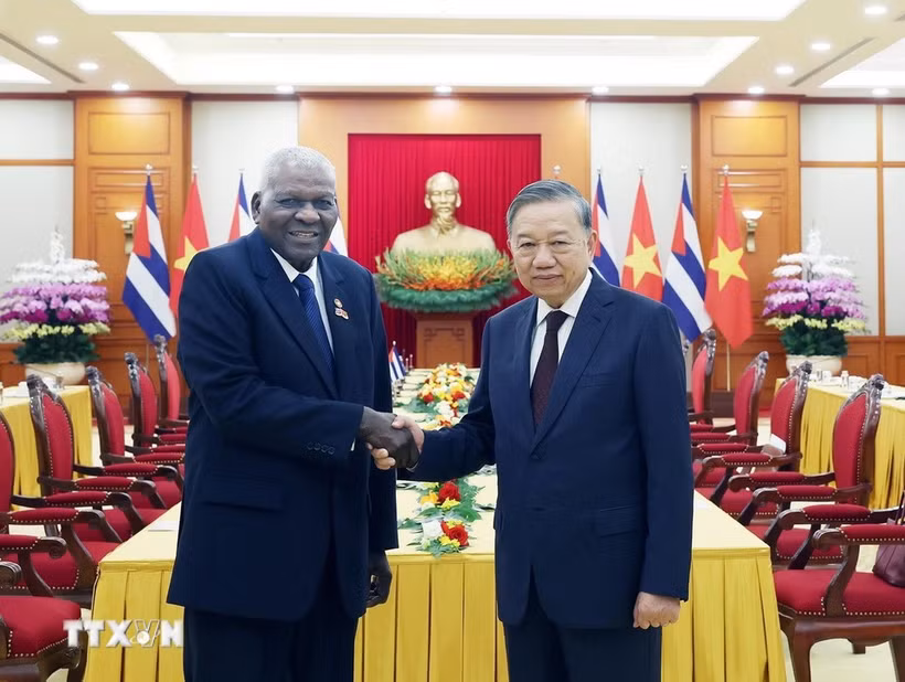 El secretario general del Partido Comunistad de Vietnam, To Lam, recibe al presidente de la Asamblea Nacional del Poder Popular y del Consejo de Estado de Cuba, Esteban Lazo Hernández. (Foto: VNA)