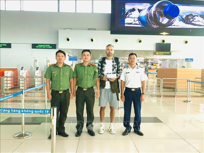 Policía vietnamita asiste al ciudadano ucranio Oleksandr Kyselytsia con los trámites de salida en el aeropuerto de Phu Quoc. (Foto: VNA)