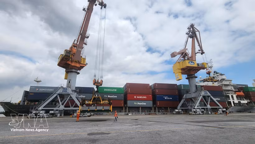 Los puertos de Cai Mep y Hai Phong se ubicaron en los puestos 11 y 13 a nivel global en eficiencia, impulsando el transporte multimodal y la economía marítima. (Foto: VNA)