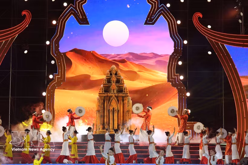 Un espectáculo en el VI Festival de la Cultura de la Etnia Cham 2026 (Foto: VNA)